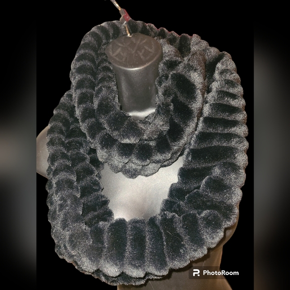 Infinity scarf black fuzzy - Picture 1 of 5